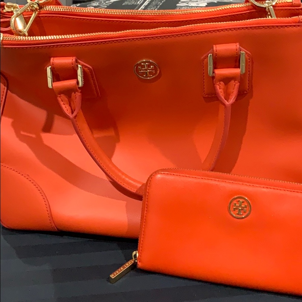 AUTHENTICTory Burch Robinson Tote&MATCHING WALLET!